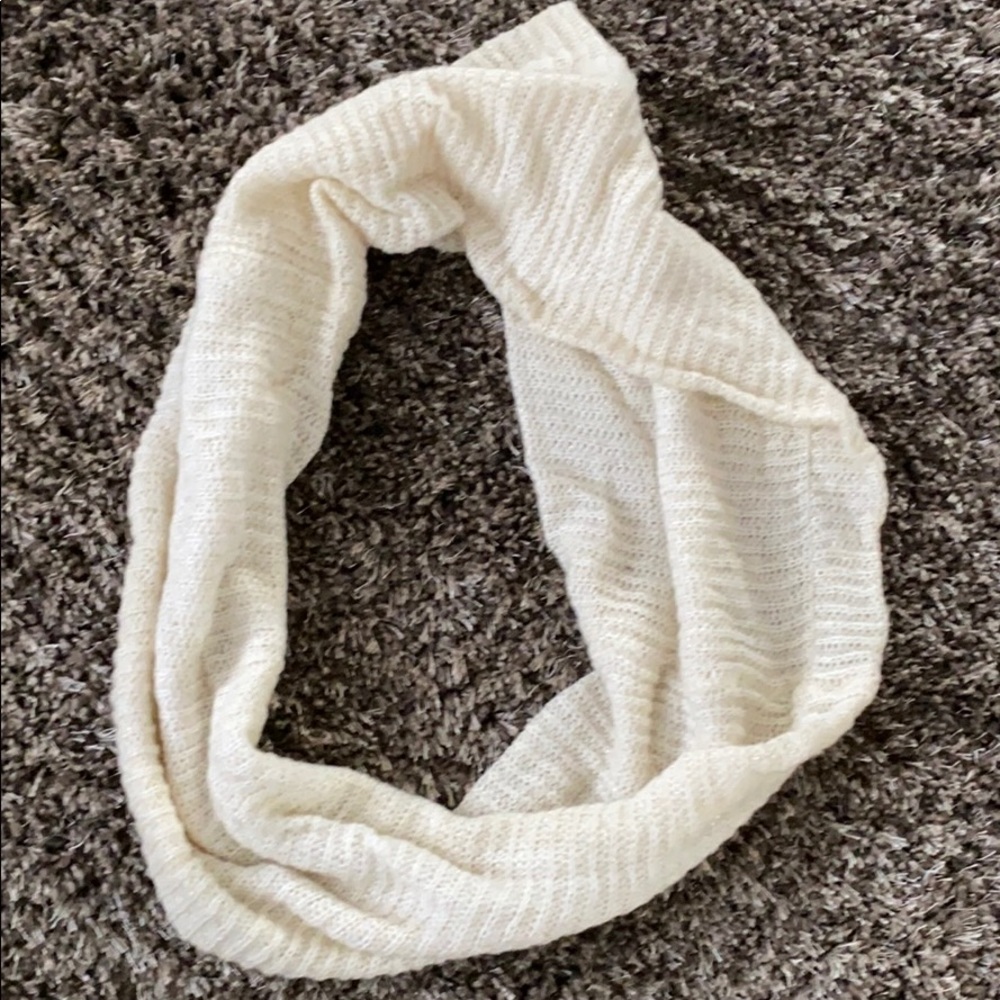 Steve Madden knit yarn infinity scarf